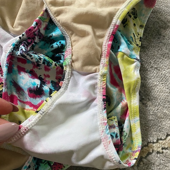 New One piece Swimsuit - Picture 4 of 7